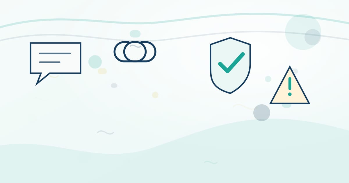Подозрительная ссылка в мессенджере, предупреждение на смартфоне и банковская карта рядом